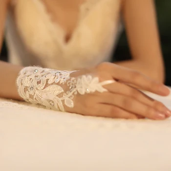 2020 Нови Kyunovia най-Добрите Сватбени Бели Къси Вечерни Ръкавици Без Пръсти Елегантни Вечерни Ръкавици с Бриллиантовым Цветя, Сватбени Ръкавици за Младоженци