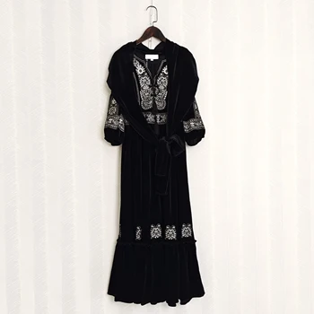 Кадифе плат, дамско модно дълга рокля в черен цвят, ръкав-фенер, V-образно деколте, цветна бродерия, свалящ шапка, рокля с волани