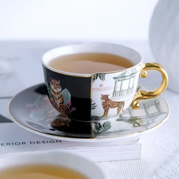 Набор от висококачествени Двухцветных керамични кафеени чаши и блюдец в европейски стил, Рисувани Злато Луксозни Керамични Чаши в Ретро стил и Чаена чаша в цветенце